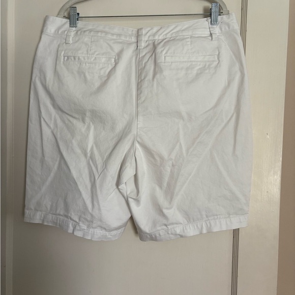 Lands End White Women's Shorts - Excellent Used Condition - Picture 5 of 7